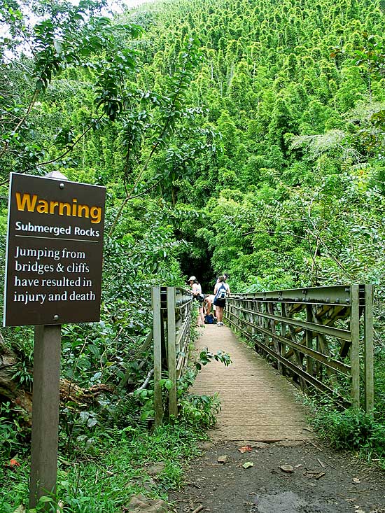 Maui warning sign for submerged rocks